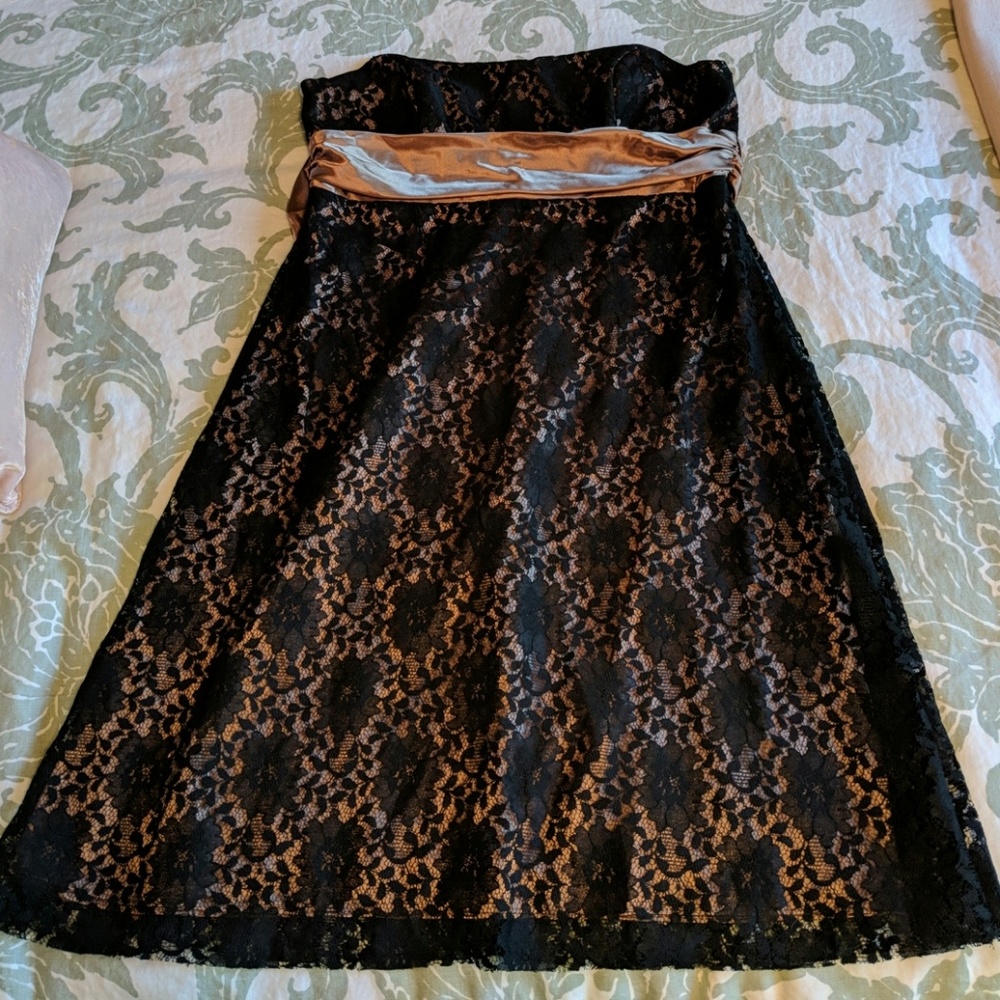 Pretty lace strapless dress